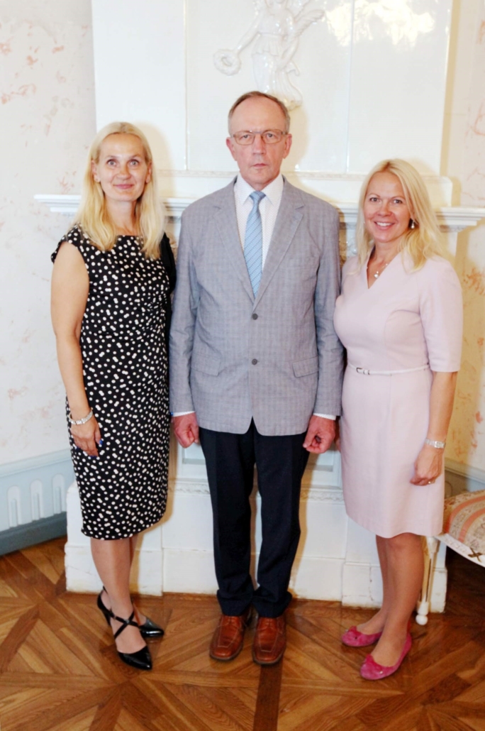 Õpetajad Ly ja Ruta koos TLÜ rektori Toomas Asseriga 2018