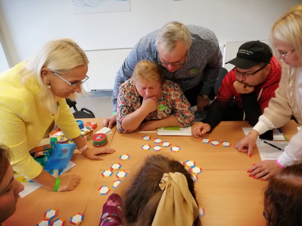 Ly eesti keele mänge õpetamas eesti keele messil 2021