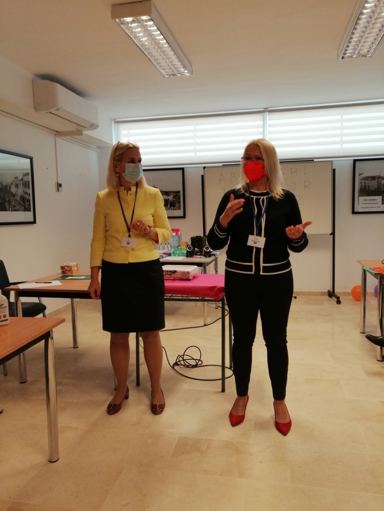 Ly ja Ruta rahvusvahelisel koolitusel Hispaanias rääkimas mängude võlust keeletunnis 2022 märtsis