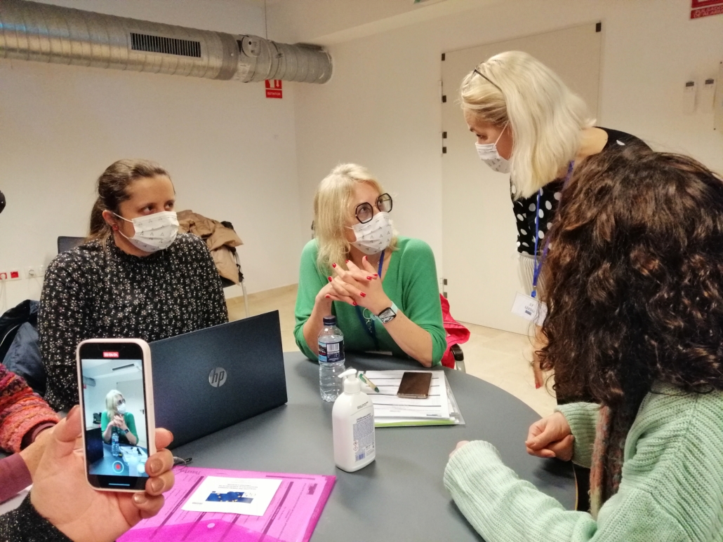 Ly rahvusvahelisel koolitusel Hispaanias rääkimas hübriidõppest keeletunnis 2022 märtsis