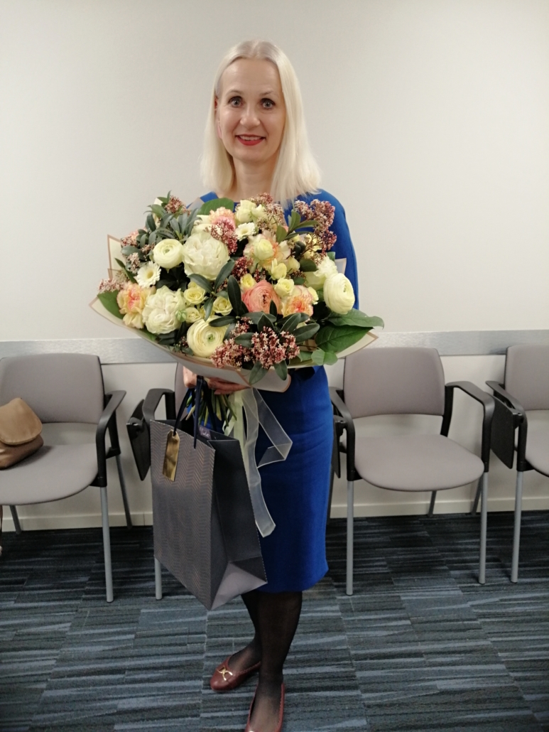 Ly kolleegide õnnitlus vastu võtmas Multilinguas 12.04.2022