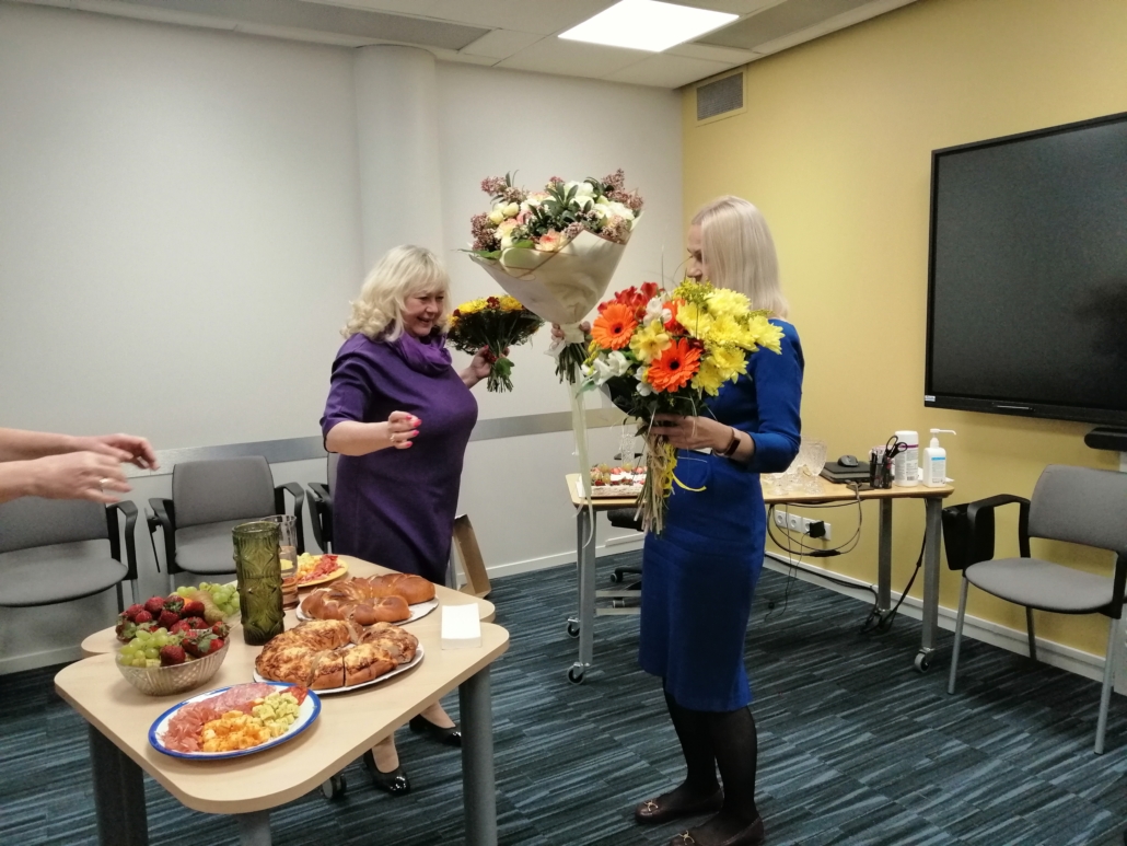 Multilingua kolleegid Lyd õnnitlemas tema juubeli puhul 12.04.2022