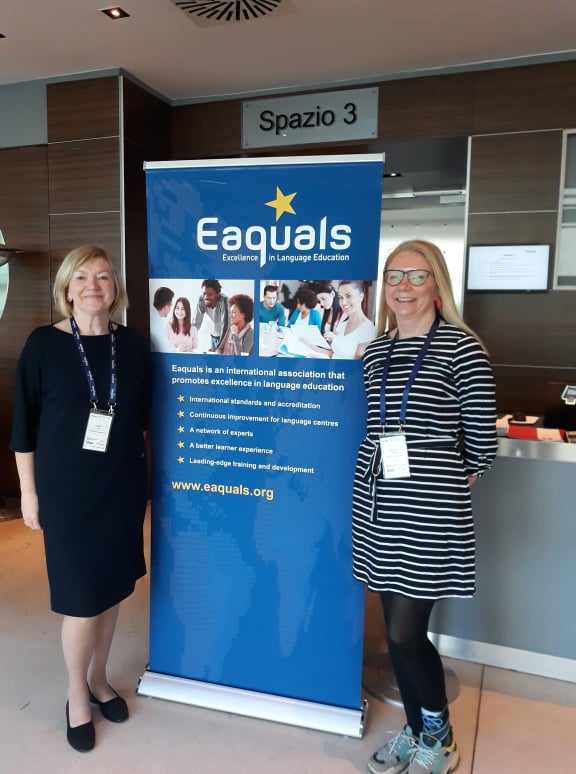 Multilingua Keelekeskuse juht Malle Nei ja projektijuht Hannela Tamagno 28.-30.04.2022 rahvusvahelisel assotsiatsiooni EAQUALS aastakonverentsil Veneetsias.