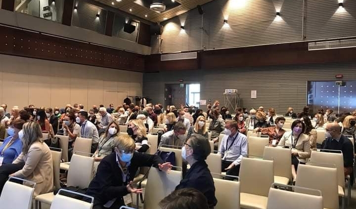 Multilingua Keelekeskuse juht Malle Nei ja projektijuht Hannela Tamagno 28.-30.04.2022 rahvusvahelisel assotsiatsiooni EAQUALS aastakonverentsil Veneetsias