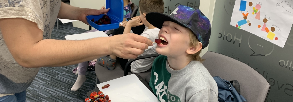 Õpime meelega. Foto laste keeleklubist 2022